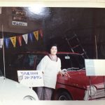 1965年 スバル1000発表展示会。写真は兼作の妻・満江。