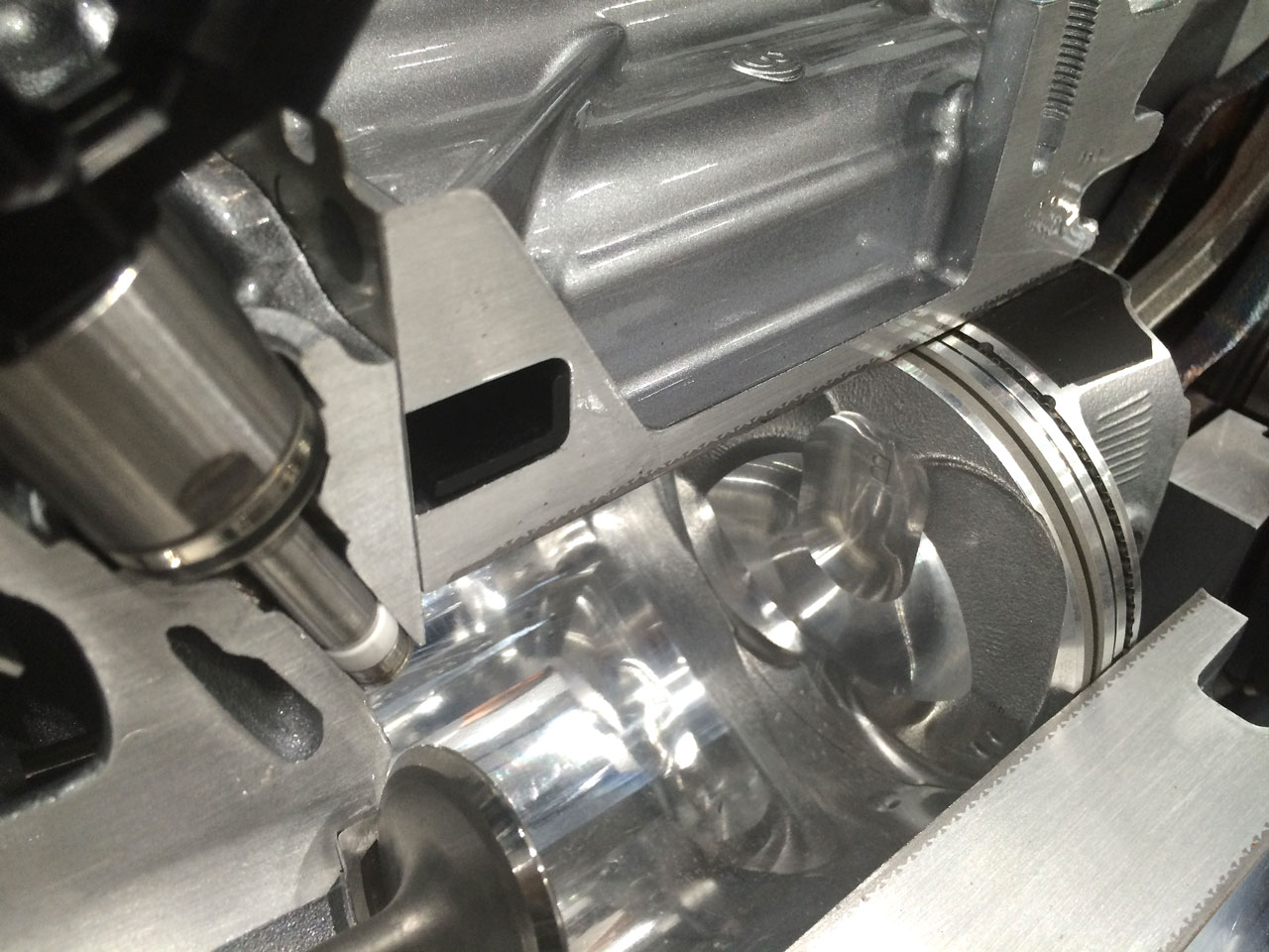 直噴化により出力性能と燃費性能の双方を向上させました