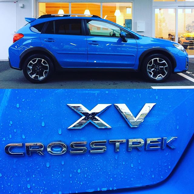 昨年のデモカーでしたXVがメンテナンスでご来店頂きました。ハイパーブルー、大型リヤスポ、ドアサイドモールでかなりかっこいい。北米オーナメントは今のオーナー様が追加。大切に乗って頂いてありがとうございます#御殿場のスバル #xv #wp