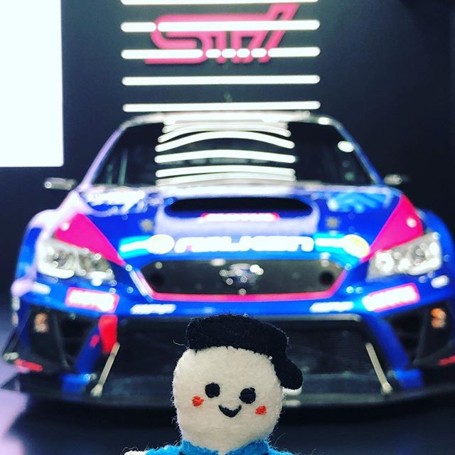 はろー！はろー！ひろもちゃんだよ！今日はオートサロンに来てごあいさつ ごあいさつっと皆様スバルブースにお立ち寄り下さい！楽しいイベントたくさんやってますよー！